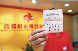 Hi hữu: Người đàn ông trúng cùng lúc 720 giải xổ số