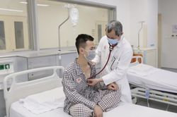 Nam thanh niên thủng màng tim khi đang chẻ củi
