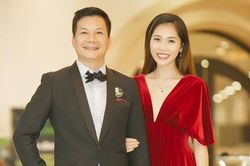 Vợ Shark Hưng khoe ảnh 'khóa môi' chồng cực ngọt ngào