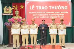Khen thưởng cán bộ, chiến sĩ công an trong đấu tranh với tội phạm