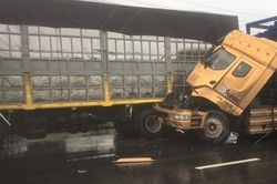 Xe đầu kéo bẹp dúm phần đầu sau vụ tai nạn liên hoàn