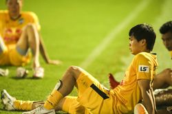 Công Phượng 'lặn mất tăm' trên sân khách, HAGL khó vượt ải Viettel