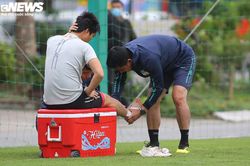 Tuấn Anh chấn thương, HLV Kiatisak tự tay băng bó
