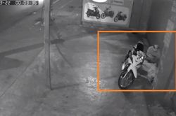 Nam thanh niên 20 tuổi say rượu ngủ trước cửa nhà bị trộm lấy mất điện thoại và xe máy