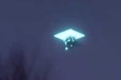 UFO bí ẩn xuất hiện khắp thế giới dịch chuyển qua 'cổng ánh sáng'