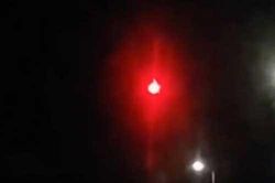 UFO rực đỏ xuất hiện trên bầu trời Paris
