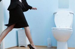 Nhìn vào nước tiểu biết tình trạng sức khỏe, màu thứ 3 cực kỳ nguy hiểm