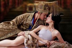 Phi tần được Hoàng đế chọn thị tẩm buộc phải im lặng khi quan hệ và hàng loạt những quy tắc phải tuân theo nếu không muốn bị tống vào ngục giam