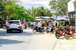 Chiếm dụng lòng, lề đường để họp chợ