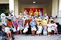 Ban Từ thiện xã hội báo Giác Ngộ trao quà đến bệnh nhân ung bướu