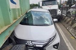 Bị 'kẹp giữa' 2 xe đầu kéo sau va chạm, xe 7 chỗ biến dạng
