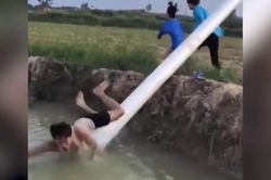 Clip: Anh chàng mê gái hại bạn thân ngã xuống mương