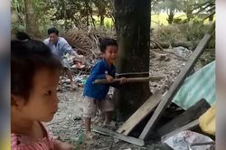 Chết cười xem máy cưa gỗ 'chạy bằng cơm' của 2 bố con