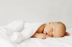 Ôm trẻ sơ sinh ngủ - Mẹ đã thuộc lòng 15 quy tắc này chưa?