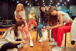 Điều kỳ diệu gì đã xảy ra khi Rosé lần đầu gặp gỡ các thành viên trong BLACKPINK?