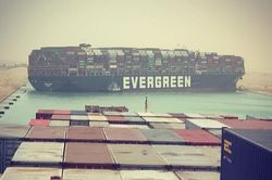 Tàu thuyền ùn ứ do tàu container kẹt ngang kênh đào Suez