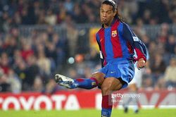 Xem lại pha chuyền bóng đỉnh cao của Ronaldinho 15 năm trước