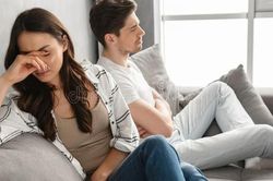 Rước nhân tình về rồi đuổi vợ 'không biết đẻ' ra khỏi nhà