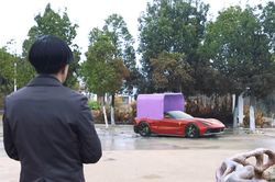 Anh chàng 'bất tài' lái siêu xe về quê khoe mẽ và cái kết siêu thảm