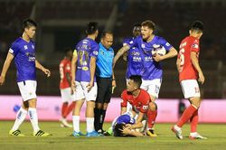 Hoàng Thịnh đạp gãy chân Hùng Dũng: Thế kỷ 21, sao còn chơi bóng đá 'man rợ'?