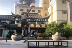 Clip: Vừa đau vừa ngượng khi đua đòi chơi trò mạo hiểm