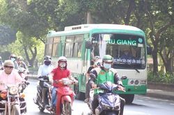 Muôn kiểu 'trốn' nắng của người Sài Gòn