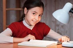 Dùng đèn học cho con nhất định phải biết điều này để không hại mắt
