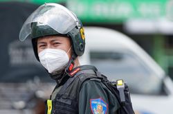 Cảnh sát canh phòng nghiêm ngặt bên ngoài cây xăng ở TP.HCM