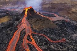 Khoảnh khắc núi lửa phun trào ở Iceland
