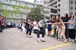 Sinh viên EPU sôi nổi giải kéo co chào mừng 90 năm thành lập Đoàn TNCS HCM