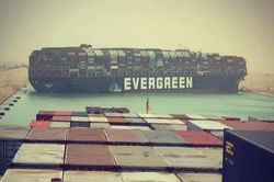 Siêu tàu container dài 400 m gặp nạn, chắn ngang kênh đào Suez gây tắc nghẽn