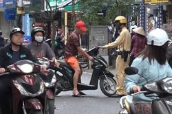 'Mạnh tay' xử lý người đi xe máy không đội mũ bảo hiểm ở phố cổ Hà Nội
