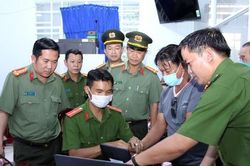 Công an tỉnh An Giang: 'Đi từng ngõ, gõ từng nhà', trắng đêm để cấp CCCD