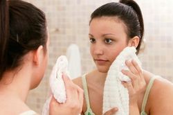 Ai cũng dùng khăn tắm lau khô mặt nhưng không biết những tác hại này