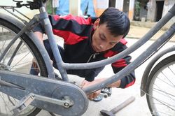 Thanh niên tàn tật ở Nghệ An nhiệt tâm sửa chữa xe đạp cũ tặng học sinh nghèo