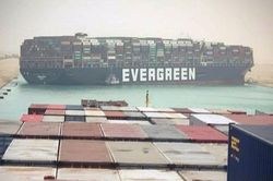 Kênh đào Suez tắc nghẽn do tàu container khổng lồ bị mắc cạn