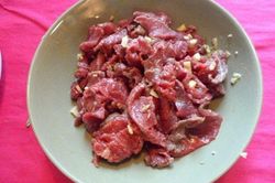 Ướp thịt bò nên cho đường hay muối trước? Nhiều người làm sai khiến thịt bò vừa dai vừa khô