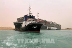 Tàu hàng mắc kẹt ảnh hưởng tới giao thương qua Kênh đào Suez