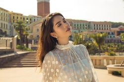 Ngọc Trinh khiến fan ngơ ngẩn quên lối về khi hóa thành tiểu thư kiêu kì e ấp trong lớp váy mỏng