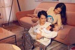 Ông Cao Thắng bế Winnie tháp tùng Đông Nhi đi sự kiện