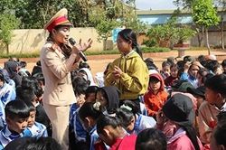 Tuyên truyền luật giao thông tại các trường học dọc đường Hồ Chí Minh