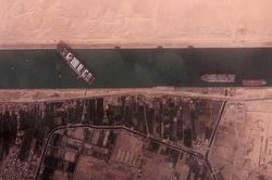 Lựa chọn thay thế đắt đỏ khi kênh đào Suez bị bịt kín