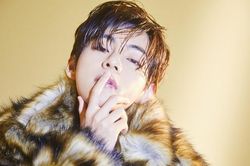 Bố V BTS thành đề tài nóng vì quá đẹp trai và phong cách