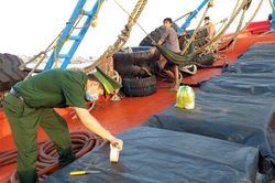 Thu giữ lượng dầu DO lớn ngoài biển, không rõ nguồn gốc