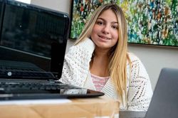 Cô bé 12 tuổi quyên góp hàng trăm laptop cho trẻ khuyết tật