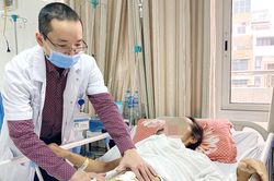 Người phụ nữ mang khối u nặng 10kg tại mạc treo ruột non