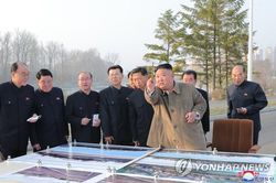 Chủ tịch Kim Jong-un làm gì vào lúc Triều Tiên phóng tên lửa mới?