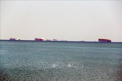 Nỗ lực giải cứu tàu mắc cạn chặn ngang kênh đào Suez