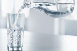 Mắc bệnh lạ, người phụ nữ không thể uống quá 3 ly nước/ngày