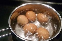 Luộc trứng bằng nước nóng hay nước lạnh mới đúng?